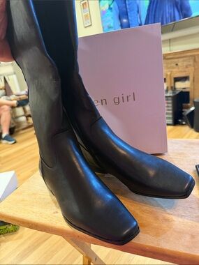 Madden Girl Black Knee-High Leather Boots. Size  6.5 (93).  NO LOW BALL OFFERS.